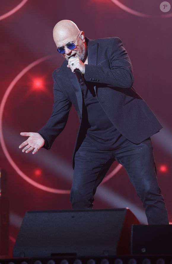 L’association recueille des dons pour améliorer le quotidien des enfants malades et de leurs familles.

Exclusif - Pascal Obispo lors du concert du gala de Noël de l'association Tout le monde contre le cancer fête ses 20 ans diffusé le 24 décembre sur M6 à l'Adidas Aren Porte de la Chapelle à Paris, France, le 4 décembre 2025. © Coadic Guirec/Bestimage