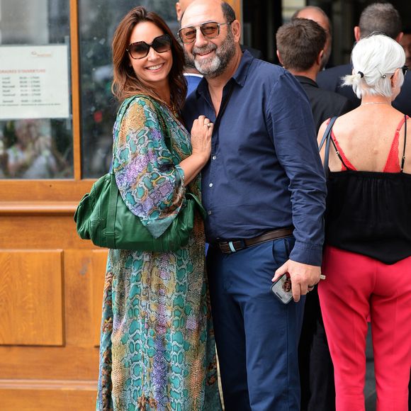 Julia Vignali et son mari Kad Merad - Mariage de Claude Lelouch à la mairie du 18ème à Paris. Le 17 juin 2023. © Agence / Bestimage