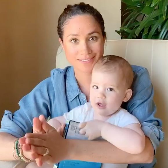 Meghan Markle, duchesse de Sussex, lit l'histoire "Duck ! Rabbit ! " à son fils Archie à l'occasion de son 1er anniversaire pour le compte Instagram de l'ONG "Save The Children". A la fin de la séquence, l’association fait un appel aux dons pour aider les familles les plus démunies face à la pandémie du coronavirus (Covid-19). Los Angeles. Le 6 mai 2020.