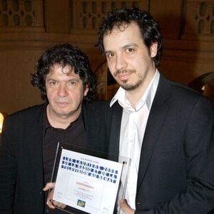 Il le mène avec son père Lionnel.

L'acteur français Alexandre Astier et son père reçoivent un prix lors de la cérémonie 2006 des « Lauriers de la Radio et de la Télévision », qui s'est tenue au Sénat à Paris le 30 mars 2006. Photo de Bruno Klein/ABACAPRESS.COM.