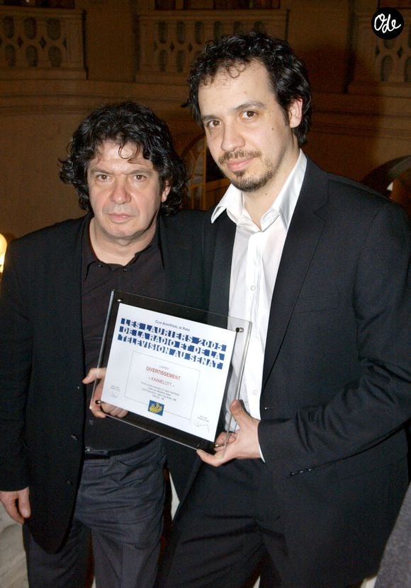 Il le mène avec son père Lionnel.

L'acteur français Alexandre Astier et son père reçoivent un prix lors de la cérémonie 2006 des « Lauriers de la Radio et de la Télévision », qui s'est tenue au Sénat à Paris le 30 mars 2006. Photo de Bruno Klein/ABACAPRESS.COM.