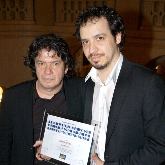 Il le mène avec son père Lionnel.

L'acteur français Alexandre Astier et son père reçoivent un prix lors de la cérémonie 2006 des « Lauriers de la Radio et de la Télévision », qui s'est tenue au Sénat à Paris le 30 mars 2006. Photo de Bruno Klein/ABACAPRESS.COM.