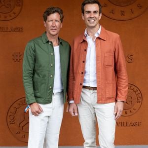 Un vrai petit couple assorti, qui affiche une belle complicité.
Jean-Baptiste Marteau au village lors des Internationaux de France de Tennis de Roland Garros 2026. Paris, le 2 juin 2026.
© Jacovides-Moreau / Bestimage
