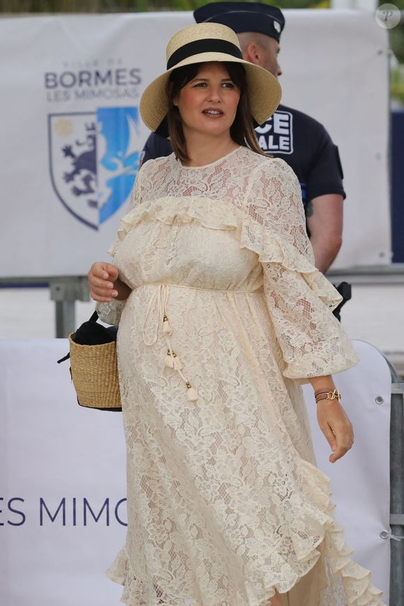 Semi-exclusif - Kym Thiriot enceinte - Michel Sardou rend hommage à son père en famille lors du premier trophée de pétanque "Fernand Sardou" à Bormes-les-Mimosas le 29 mai 2026. Le célèbre chanteur est venu en famille avec sa femme, son fils Romain avec son fils de deux ans et demi et de sa compagne enceinte de son deuxième enfant.
La première édition du Trophée Fernand Sardou est organisée du 29 au 31 mai au coeur du village de Bormes les Mimosas. Une initiative portée par Michel et son fils Romain, pour rendre hommage à leur illustre parent Fernand Sardou au travers d'un tournoi de pétanque.
En lien avec la municipalité et l'Amicale Bouliste Borméenne (ABB), un premier Trophée Fernand Sardou sera organisé avec deux grands temps forts : Le vendredi, dès 18h, un tournoi d'exhibition sera proposé et verra s'affronter 16 triplettes. Puis un concours fédéral à pétanque sera organisé le weekend et ouvert à tous les amateurs. 128 équipes seront réparties sur les sites les plus emblématiques du village, à savoir au boulodrome de la place Saint-François, mais aussi au parc Cigalou, sur le site du château et à l'ancien stade. © Franz Chavaroche/Bestimage