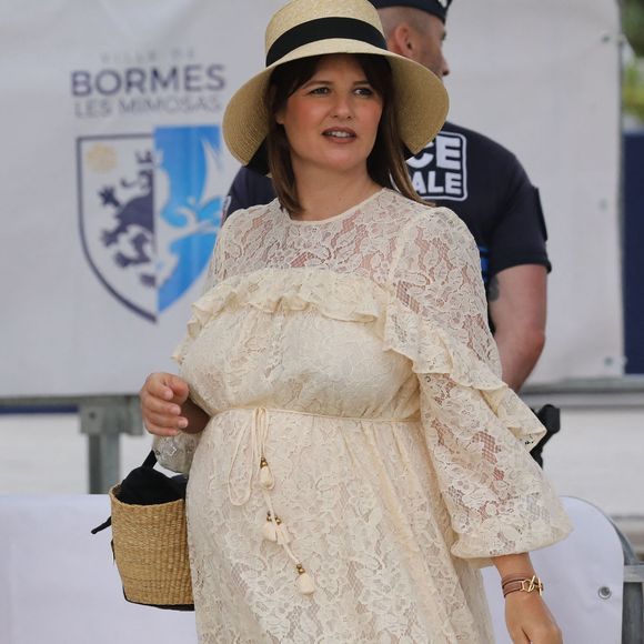 Semi-exclusif - Kym Thiriot enceinte - Michel Sardou rend hommage à son père en famille lors du premier trophée de pétanque "Fernand Sardou" à Bormes-les-Mimosas le 29 mai 2026. Le célèbre chanteur est venu en famille avec sa femme, son fils Romain avec son fils de deux ans et demi et de sa compagne enceinte de son deuxième enfant.
La première édition du Trophée Fernand Sardou est organisée du 29 au 31 mai au coeur du village de Bormes les Mimosas. Une initiative portée par Michel et son fils Romain, pour rendre hommage à leur illustre parent Fernand Sardou au travers d'un tournoi de pétanque.
En lien avec la municipalité et l'Amicale Bouliste Borméenne (ABB), un premier Trophée Fernand Sardou sera organisé avec deux grands temps forts : Le vendredi, dès 18h, un tournoi d'exhibition sera proposé et verra s'affronter 16 triplettes. Puis un concours fédéral à pétanque sera organisé le weekend et ouvert à tous les amateurs. 128 équipes seront réparties sur les sites les plus emblématiques du village, à savoir au boulodrome de la place Saint-François, mais aussi au parc Cigalou, sur le site du château et à l'ancien stade. © Franz Chavaroche/Bestimage