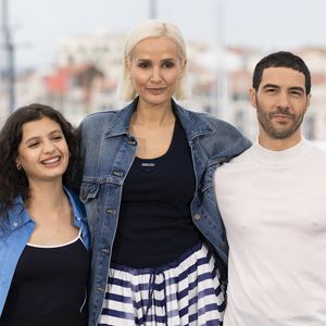 Mélissa Boros, Julia Ducournau et Tahar Rahim au photocall du film "Alpha" lors du 78ème Festival International du Film de Cannes, au Palais des Festivals à Cannes, France, le 20 mai 2025. © Jacovides-Moreau/Bestimage