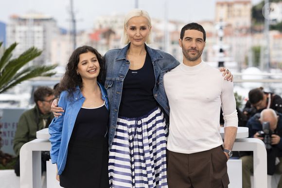 Mélissa Boros, Julia Ducournau et Tahar Rahim au photocall du film "Alpha" lors du 78ème Festival International du Film de Cannes, au Palais des Festivals à Cannes, France, le 20 mai 2025. © Jacovides-Moreau/Bestimage