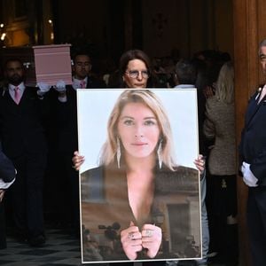 Il a été avancé qu'il s'agissait de Mindy et Maelysse, la fille et la petite-fille de Loana, avec qui elle n'avait plus de contacts

Sorties des obsèques de Loana Petrucciani dans la cathédrale Sainte-Réparate à Nice le 10 avril 2026. © Bruno Bebert/Bestimage