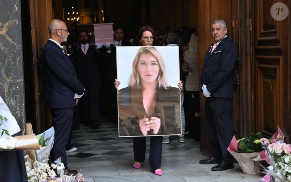 Il a été avancé qu'il s'agissait de Mindy et Maelysse, la fille et la petite-fille de Loana, avec qui elle n'avait plus de contacts

Sorties des obsèques de Loana Petrucciani dans la cathédrale Sainte-Réparate à Nice le 10 avril 2026. © Bruno Bebert/Bestimage
