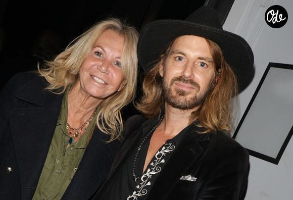 Exclusif - Fiona Gelin et son compagnon Richard Bauduin - Claude Lemesle reçoit la cravate des arts et des lettres des mains de G. Davoust lors de son concert au Café de la Gare à l'occasion de son 80ème anniversaire à Paris le 12 octobre 2025. © Coadic Guirec/Bestimage