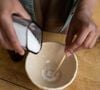Utilisez-le sur les surfaces résistantes, les éviers ou les canalisations.

Pexels