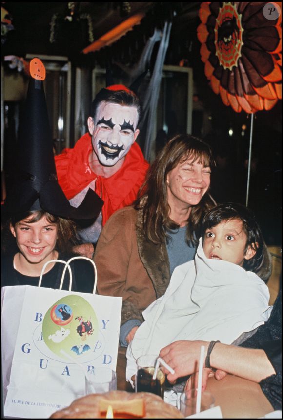 Jane Birkin, sa fille Lou et son petit fils Roman à Paris en 1993. ©Bestimage