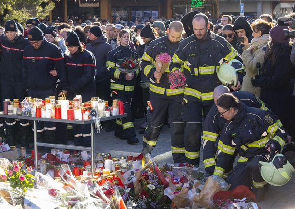 Les familles dévastées des victimes tuées dans l'horrible incendie du Nouvel An dans un bar de la station de ski suisse se sont rassemblées à Crans-Montana pour une messe commémorative le dimanche 4 janvier 2026. Après la messe, les proches des victimes de l'incendie du bar Le Constellation faisaient partie des plus de 2 000 personnes en deuil qui ont participé à une marche délibérément silencieuse dans les rues de la station de ski suisse. Ils ont pris part à la marche émotionnelle jusqu'au lieu de la tragédie, qui a fait au moins 40 morts et 119 blessés, où ils ont déposé des fleurs et des bougies dans un sanctuaire en pleine expansion à l'extérieur du bar. © Tim Merry/MirrorPix/Bestimage