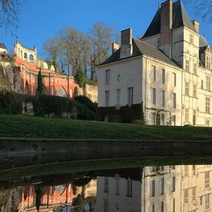 Ses parents y ont acquis en 2010 un magnifique château.

Photo extraite du compte Instagram Du château de Poncé
