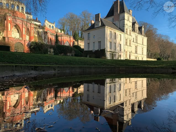 Ses parents y ont acquis en 2010 un magnifique château.

Photo extraite du compte Instagram Du château de Poncé