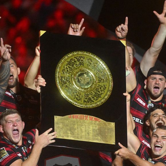 Son coéquipier toulousain Paul Graou a été appelé pour le remplacer.

Jack Willis et Antoine Dupont soulèvent le trophée et leurs coéquipiers laissent exploser leur joie - Les Toulousains soulèvent leur quatrième Bouclier de Brennus d'affilée, après leur victoire face à Montpellier (28 - 20) en finale du Top 14 au stade de France, le 27 juin 2026.  © Christian Liewig / Bestimage