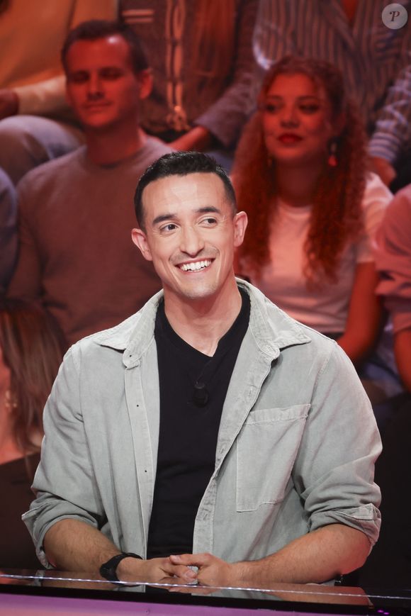 Face aux critiques des “haters”, il admet avoir participé autant pour le plaisir que pour l’argent.

Tibo InShape, lors de l'émission Tout Beau Tout N9uf (TBT9) présentée par C.Hanouna et diffusée en direct sur W9 le 24 octobre 2025.

© Jack Tribeca / Bestimage