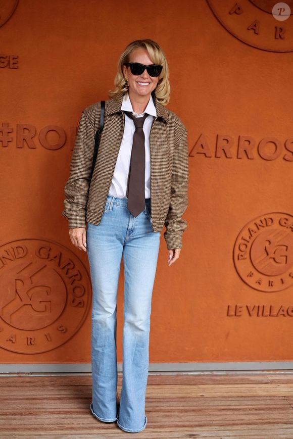 "En plein chaos du déménagement, j'ai pris un moment pour moi. J'ai cuisiné ma tarte à la tomate, comté et moutarde Savora une pâte brisée comme celle de mon enfance des souvenirs... et du réconfort", peut-on lire en légende.

Laeticia Hallyday au village lors des Internationaux de France de Tennis de Roland Garros 2025, à Paris, France, le 6 juin 2025. © Jacovides-Moreau/Bestimage