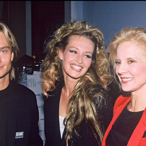Archives - David Hallyday - Estelle Lefébure et Sylvie Vartan lors d'un défile de mode en 1990.