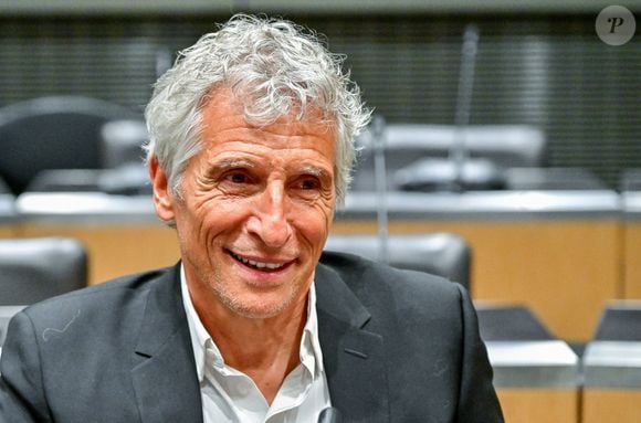 Nagui assiste à une audition de la Commission d'enquête parlementaire à Paris, France, le 1er avril 2026. Photo par Christian Liewig/Bestimage