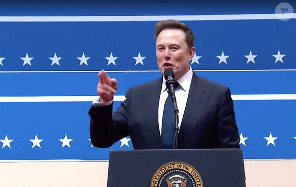 Après l’investiture de Donald Trump au Capitole, Elon Musk a tenu un discours face aux supporters du nouveau président, à la Capital One Arena. À la tribune, le milliardaire, propriétaire de Tesla et X, a effectué un geste que beaucoup ont qualifié de «salut nazi».  
© Capture TV via Bestimage