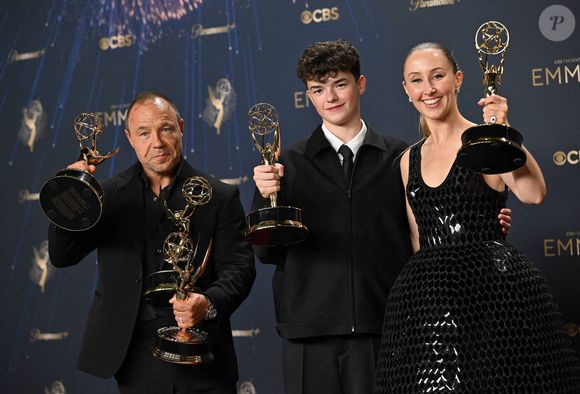 Stephen Graha reçoit l'Emmy de la meilleure série limitée ou d'anthologie, du meilleur acteur principal dans une série limitée ou d'anthologie ou dans un film, de la meilleure écriture pour une série limitée ou d'anthologie ou un film pour 'Adolescence', Owen Cooper reçoit l'Emmy du meilleur acteur dans un second rôle dans une série limitée ou d'anthologie ou dans un film pour 'Adolescence',et Erin Doherty tient l'Emmy de la meilleure actrice dans un second rôle dans une série limitée ou une anthologie ou un film pour "Adolescence", dans les coulisses de la 77e cérémonie annuelle des Primetime Emmy Awards au Peacock Theater à Los Angeles, le dimanche 14 septembre 2025. Photo par Chris Chew/UPI/ABACAPRESS.COM.