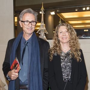 Thierry Lhermitte et sa femme Hélène lors de la 22ème édition des "Sapins de Noël des Créateurs" au théâtre des Champs-Elysées. Paris, le 17 novembre 2017.
© Pierre Perusseau/Bestimage