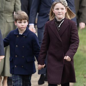 Lorsqu'il y a de nombreux invités, "il y a sept tables et les enfants ont leur propre table dans une autre pièce", apprend-on. 

Mia Tindall et le prince Louis de Galles - Les membres de la famille royale britannique lors de la messe du matin de Noël en l'église St-Mary Magdalene à Sandringham, le 25 décembre 2023.