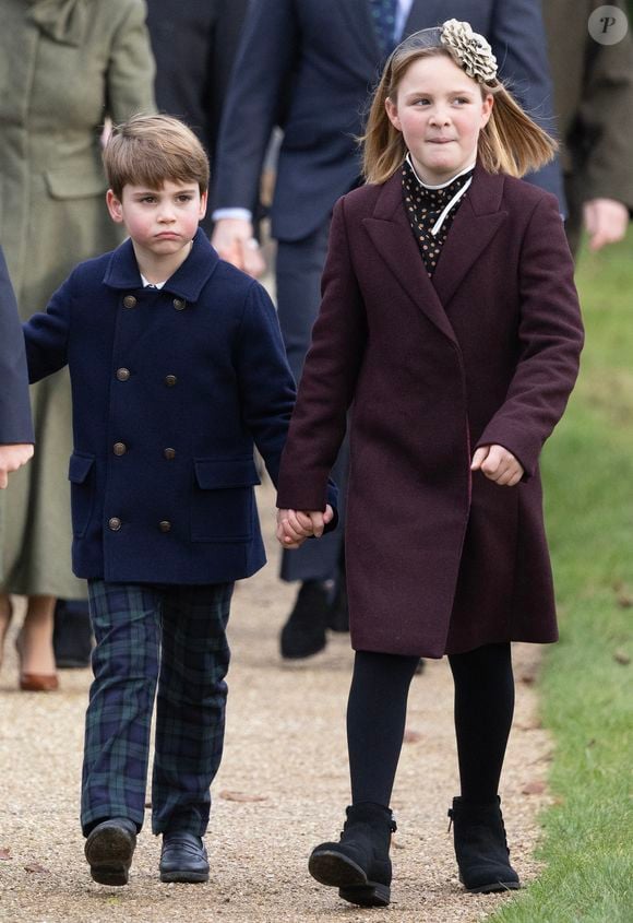 Lorsqu'il y a de nombreux invités, "il y a sept tables et les enfants ont leur propre table dans une autre pièce", apprend-on. 

Mia Tindall et le prince Louis de Galles - Les membres de la famille royale britannique lors de la messe du matin de Noël en l'église St-Mary Magdalene à Sandringham, le 25 décembre 2023.