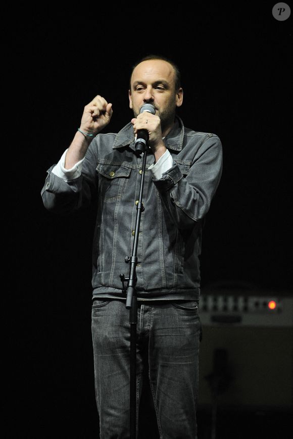 Sa maladie l’a contraint à rentrer à Paris et à changer de voie.

Exclusif - Ours (Charles Souchon) - Concert solidaire "Ensemble à l'Olympia" avec l'association Elisecare à Paris. © Guirec-Gaffiot / Bestimage