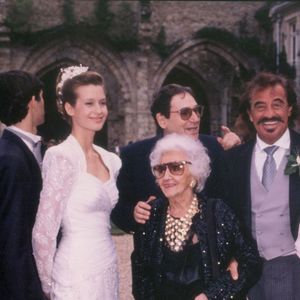Exclusif - Archives - Jean-Pierre Marielle, Paul et Luana Belmondo, Robert Hossein, Jean-Paul Belmondo, sa mère Madeleine et sa femme Natty - Mariage de Paul Belmondo et Luana Tenca en 1990 File Photo - Exclusive - French actor Jean-Paul Belmondo