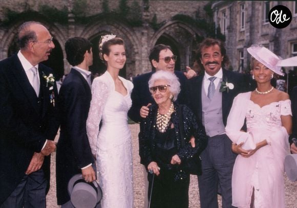 Exclusif - Archives - Jean-Pierre Marielle, Paul et Luana Belmondo, Robert Hossein, Jean-Paul Belmondo, sa mère Madeleine et sa femme Natty - Mariage de Paul Belmondo et Luana Tenca en 1990 File Photo - Exclusive - French actor Jean-Paul Belmondo