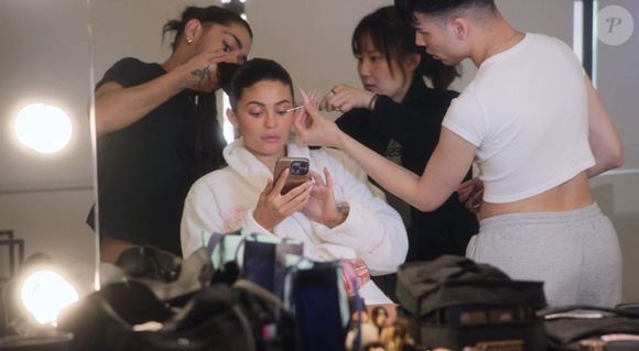 Jesus Guerrero avait également accompagné Kylie Jenner à Paris lors de la dernière Fashion week pour s'occuper de son style capillaire après l'avoir sublimée en janvier pour les Golden Globes...

Images de la série "The Kardashians" avec Kylie Jenner - 2022 - (Backgrid UK/ Bestimage)