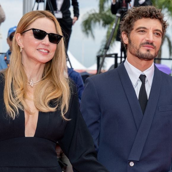 Virginie Efira et Niels Schneider - Montée des marches du film « L’inconnue» lors du 79ème Festival International du Film de Cannes, le 18 mai 2026. © Olivier Borde / Bestimage
