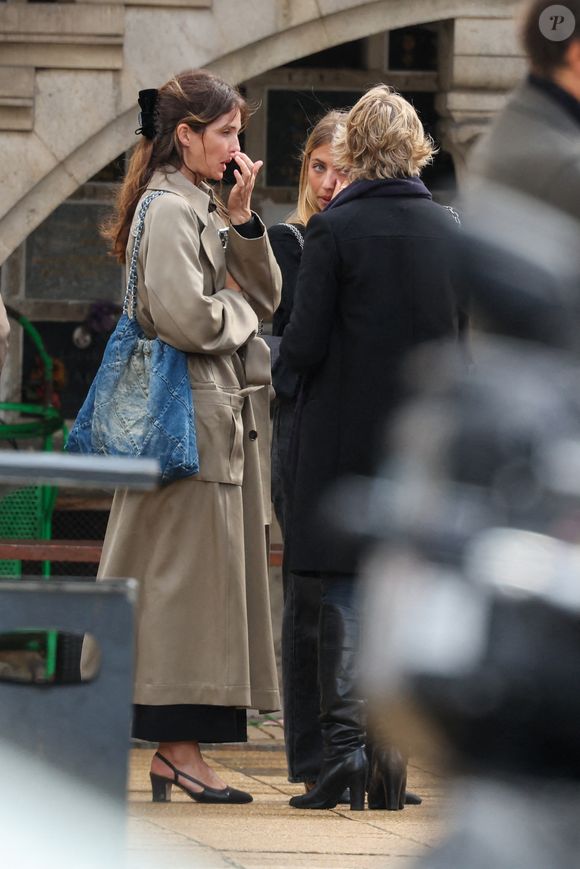 Annabelle Belmondo et Stella Belmondo - Sorties des obsèques d’Alain Belmondo au crématorium du Père-Lachaise à Paris, France, le 4 septembre 2025. © Dominique Jacovides/Bestimage