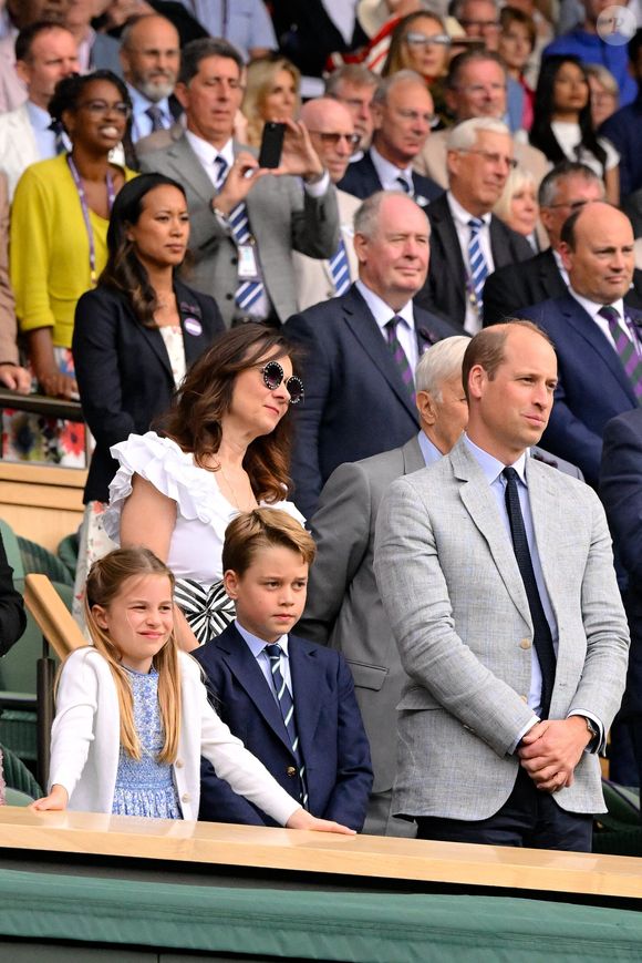 Avec des parents comme les siens, elle a été à bonne école
Tennis : Wimbledon 2023 - Angleterre - Finale simple Messieurs- Victoire de Carlos Alcaraz Espagne contre Novak Djokovic Serbie - Royal Box - Prince William, Prince George et Preincesse Charlotte regardent de la remise de prix faite par la Princesse de Galles Chryslene Caillaud / Panoramic / Bestimage