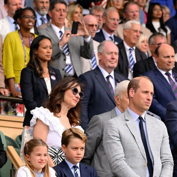 Avec des parents comme les siens, elle a été à bonne école
Tennis : Wimbledon 2023 - Angleterre - Finale simple Messieurs- Victoire de Carlos Alcaraz Espagne contre Novak Djokovic Serbie - Royal Box - Prince William, Prince George et Preincesse Charlotte regardent de la remise de prix faite par la Princesse de Galles Chryslene Caillaud / Panoramic / Bestimage