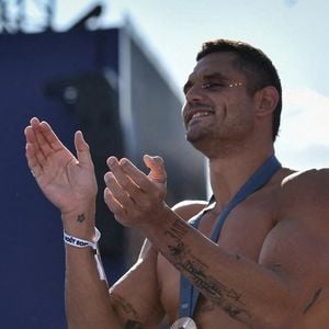 Florent Manaudou, médaillé de bronze français en natation, fait son entrée alors que les supporters accueillent les champions au Parc des Champions du Trocadéro, lors des Jeux Olympiques de Paris 2024, le 6 août 2024. Photo de Firas Abdullah/ABACAPRESS.COM