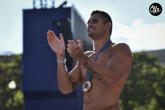 Florent Manaudou, médaillé de bronze français en natation, fait son entrée alors que les supporters accueillent les champions au Parc des Champions du Trocadéro, lors des Jeux Olympiques de Paris 2024, le 6 août 2024. Photo de Firas Abdullah/ABACAPRESS.COM