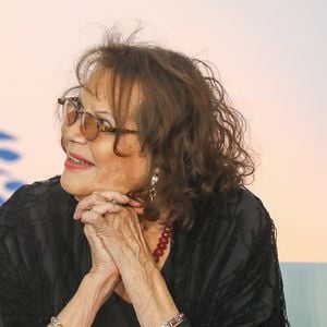 Semi-exclusif - Claudia Cardinale - Claudia Cardinale reçoit la médaille d'honneur du département des Bouches-du-Rhône à Marseille le 14 décembre 2019
