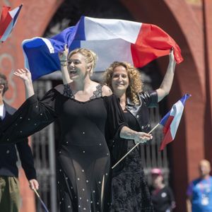 11 mai 2025, Bâle, SUISSE : Louane Emera, représentante de la France, arrive au 69e Concours Eurovision de la chanson, organisé au Rathaus de Bâle, en Suisse. (Credit Image: © Baden Roth/ZUMA Press Wire)