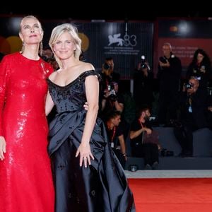 Carole Bouquet et Mélanie Laurent assistent à la projection du film « Un Bon Avocat » dans le cadre du 83e Festival international du film de Venise, à la Sala Grande, le 11 septembre 2026 à Venise, en Italie. 

Photo de Marco Piovanotto/Abacapress.com