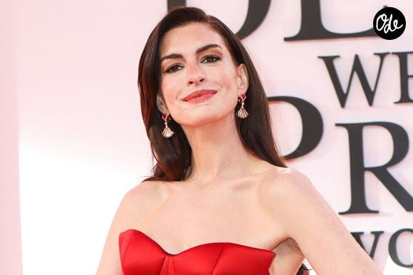 De nombreuses célébrités, dont Donatella Versace et Lily Collins, l'ont chaleureusement félicitée.

Anne Hathaway à la première du "Diable s'habille en Prada 2" à New York, le 20 avril 2026.

©Bestimage
