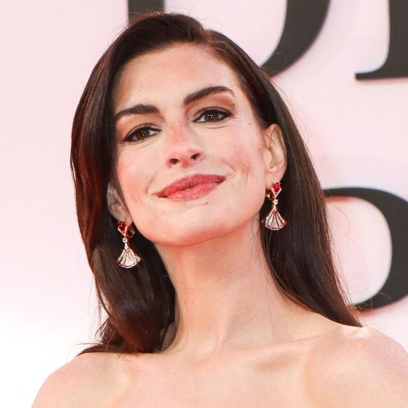 De nombreuses célébrités, dont Donatella Versace et Lily Collins, l'ont chaleureusement félicitée.

Anne Hathaway à la première du "Diable s'habille en Prada 2" à New York, le 20 avril 2026.

©Bestimage