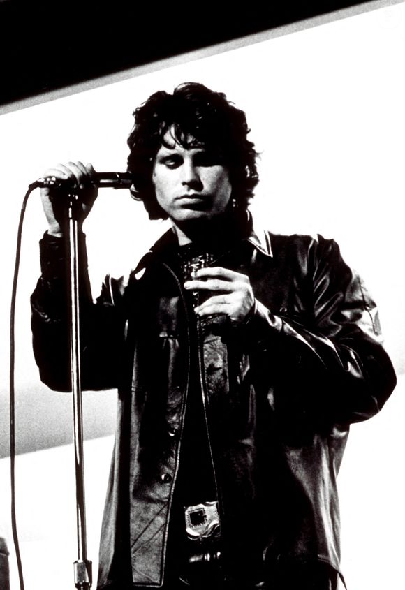 Jim Morrison était venu se réfugier en France après une condamnation aux États-Unis.

Photo d'archive datant d'environ 1967 du leader des Doors, Jim Morrison, sur scène. Photo PA Photos/ABACAPRESS.COM