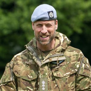 Samantha a également expliqué avoir manqué une partie de son cours à cause des mesures de sécurité liées à la venue du prince. 
Le prince William, prince de Galles, visite l'Army Air Corps (AAC), à l'aérodrome de Wattisham, Wattisham le 4 juin 2025.

© Arthur Edwards / Pool / Burton via Bestimage