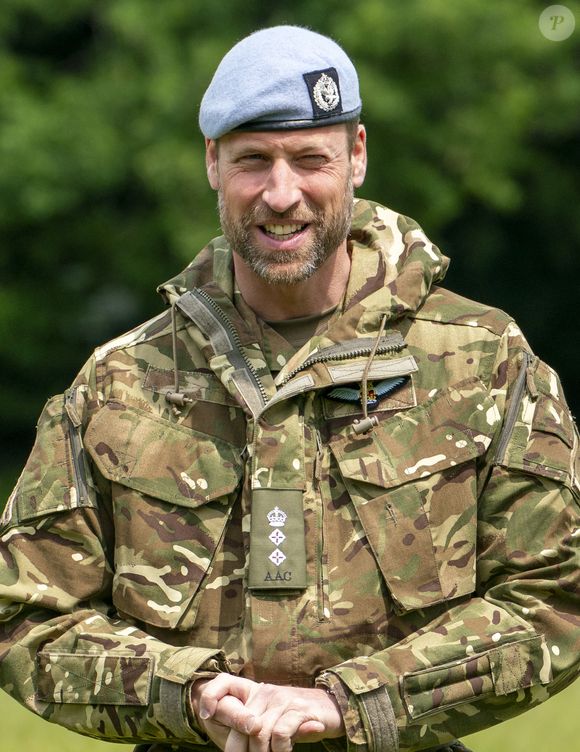 Samantha a également expliqué avoir manqué une partie de son cours à cause des mesures de sécurité liées à la venue du prince. 
Le prince William, prince de Galles, visite l'Army Air Corps (AAC), à l'aérodrome de Wattisham, Wattisham le 4 juin 2025.

© Arthur Edwards / Pool / Burton via Bestimage