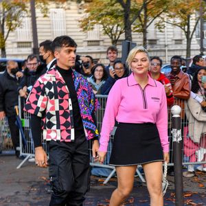 Louane Emera et son compagnon Florian Rossi arrivent au défilé de mode Miu Miu lors de la Fashion Week printemps/été 2022 à Paris, France, le 5 octobre 2021. © Veeren Ramsamy-Christophe Clovis/Bestimage
