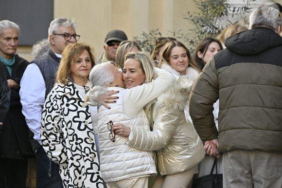 Ses obsèques se sont déroulées le 13 janvier 2026 à la cathédrale Sainte-Réparate de Nice, selon des consignes précises de la famille, invitant les proches à porter des tenues claires et à privilégier les dons à la recherche contre le cancer plutôt que les fleurs. 

Celine Leclercq, fille d'Evelyne Leclercq, lors de la cérémonie d'enterrement de la présentatrice de télévision Evelyne Leclercq à la cathédrale Sainte-Réparate de Nice, France, le 13 janvier 2026. Elle est décédée le 30 décembre 2025 (à l'âge de 74 ans) à Grasse. Photo par Laurent Coust/ABACAPRESS.COM
