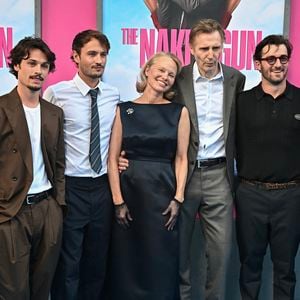 Dylan Jagger Lee, Brandon Thomas Lee, Pamela Anderson, Liam Neeson, Daniel Neeson et Micheál Neeson lors de la première du film « The Naked Gun » le 28 juillet 2025 à New York. (STARMAX / BESTIMAGE).